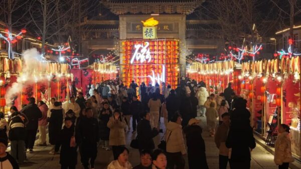 河北磁县：万人齐聚水墨园 共度新春狂欢