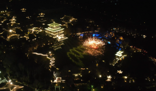 河北磁县：万人齐聚水墨园 共度新春狂欢