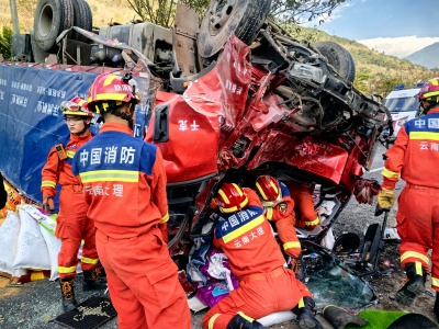 大理漾濞：货车侧翻1人被困，消防快速出警营救