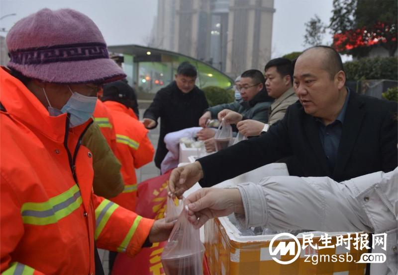郑州市商丘商会开展--数九寒天腊八粥 浓浓情谊献街头公益活动 郑州市商丘商会开展--数九寒天腊八粥 浓浓情谊献街头公益活动