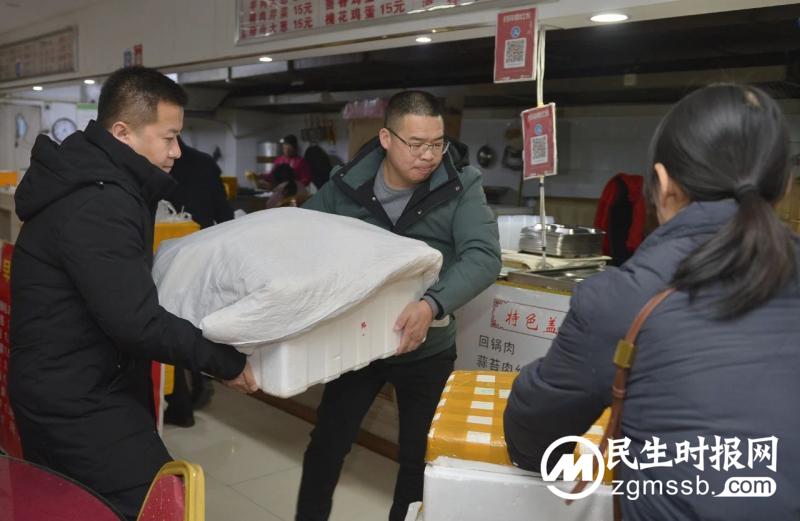 郑州市商丘商会开展--数九寒天腊八粥 浓浓情谊献街头公益活动
