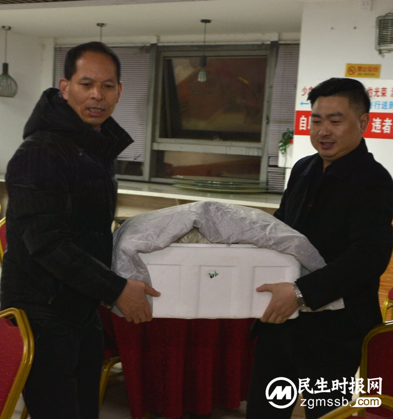 郑州市商丘商会开展--数九寒天腊八粥 浓浓情谊献街头公益活动