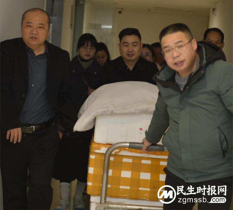 郑州市商丘商会开展--数九寒天腊八粥 浓浓情谊献街头公益活动