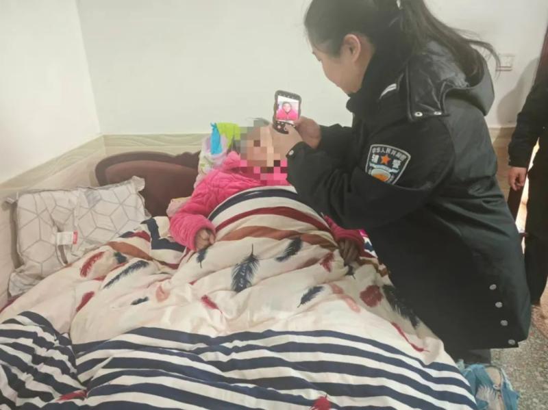 民警上门为卧床老人办证 民警上门为卧床老人办证
