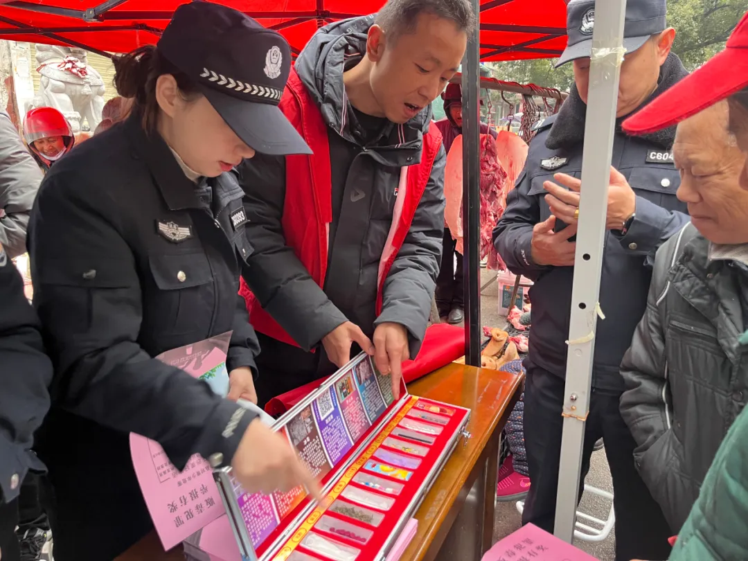 中路铺派出所集市摆摊开展禁毒与防范非法集资宣传活动 中路铺派出所集市摆摊开展禁毒与防范非法集资宣传活动
