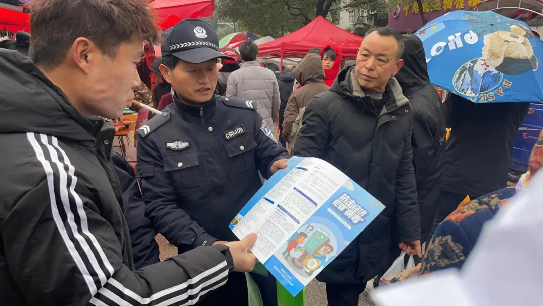 中路铺派出所集市摆摊开展禁毒与防范非法集资宣传活动 中路铺派出所集市摆摊开展禁毒与防范非法集资宣传活动
