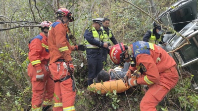 永平：皮卡车冲下50米山崖消防紧急营救1名被困人员