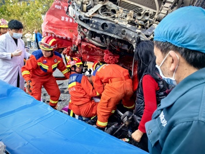 大理漾濞：货车侧翻1人被困，消防快速出警营救