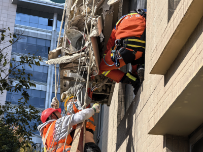 施工吊篮坠落工人悬挂半空消防紧急救援