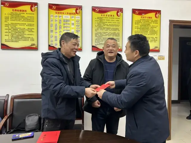 湘潭市民政局副局长钟熙到市救助站慰问困难党员 湘潭市民政局副局长钟熙到市救助站慰问困难党员