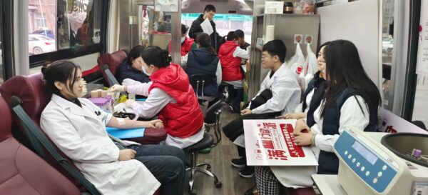 峰峰矿区干部职工踊跃无偿献血