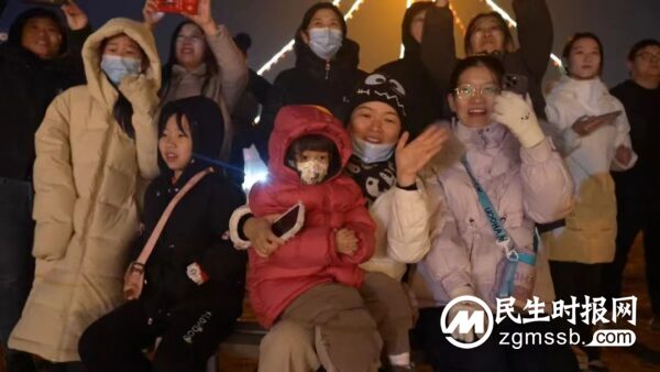 铁花绽放如意湖 喜迎新春年味浓