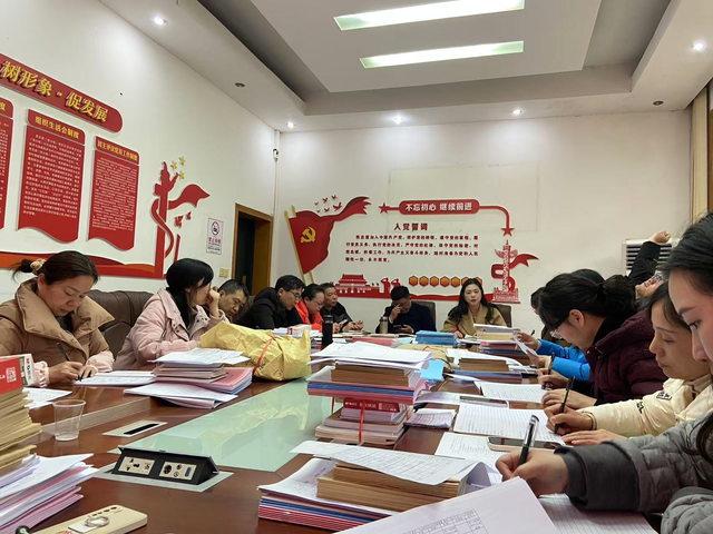 深耕教研守初心,凝心聚力向未来 ——湘潭市二中召开新学期第一次教研组长会议 深耕教研守初心,凝心聚力向未来 ——湘潭市二中召开新学期第一次教研组长会议