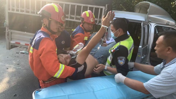 惊险！两天两起车祸 云南云县消防紧急救援