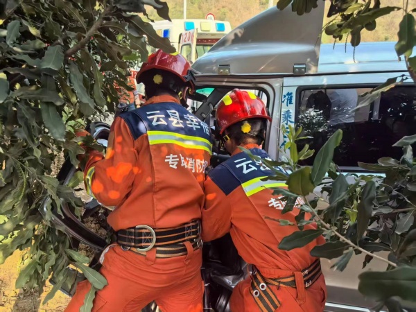 惊险！两天两起车祸 云南云县消防紧急救援