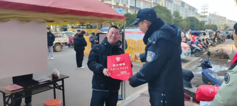 花石派出所联合社区干部开展禁毒宣传,筑牢安全防线 花石派出所联合社区干部开展禁毒宣传,筑牢安全防线