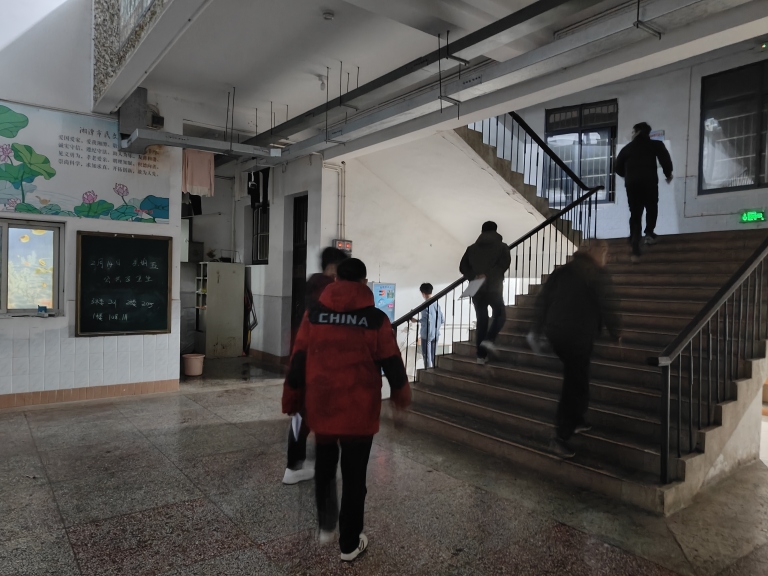 收手机收心思 新学期新气象 ——湘机中学严抓在校学生的智能手机管理 收手机收心思 新学期新气象 ——湘机中学严抓在校学生的智能手机管理