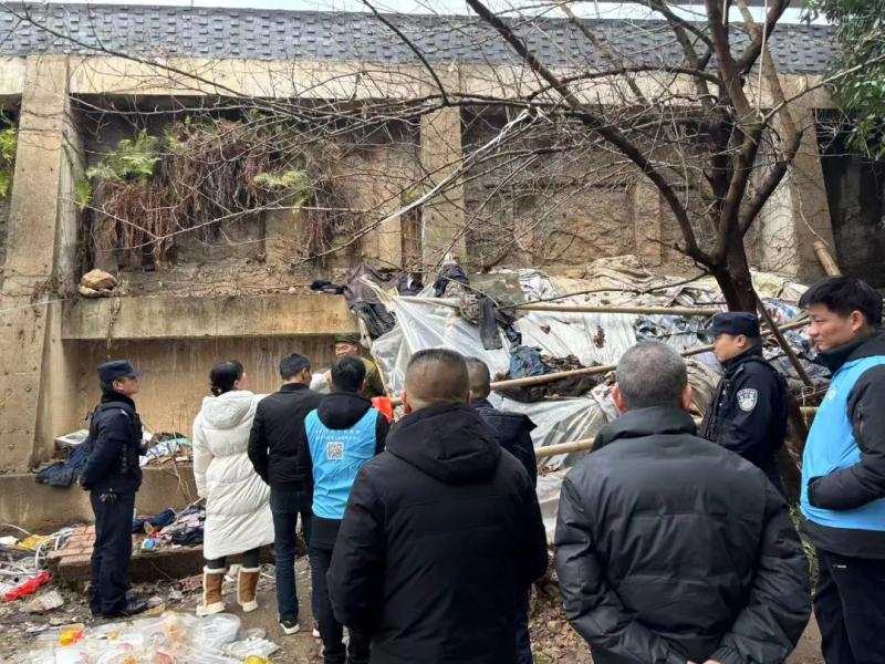 湘潭市救助管理站联合多部门劝导流浪老人,守护城市文明与温暖 湘潭市救助管理站联合多部门劝导流浪老人,守护城市文明与温暖