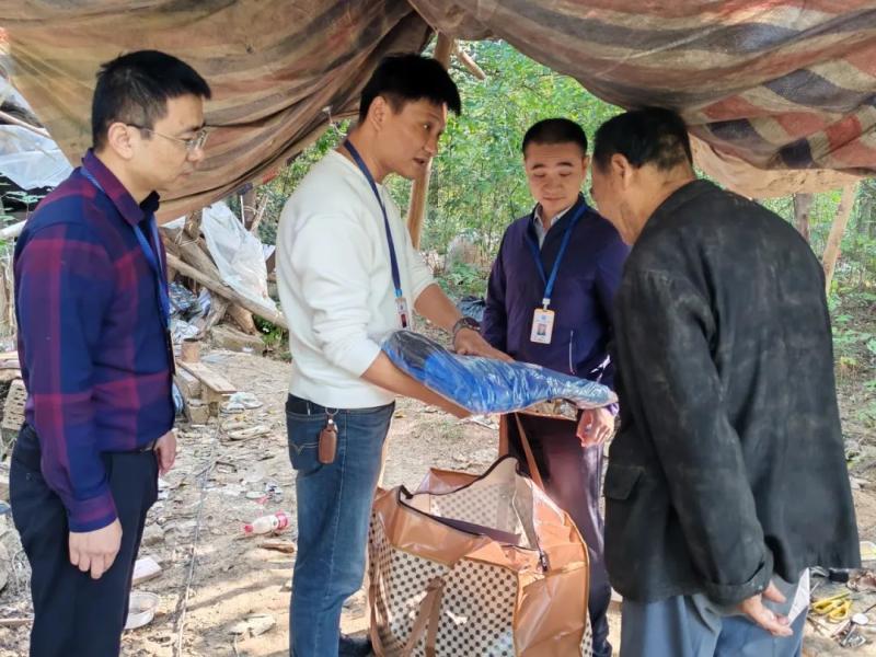 湘潭市救助管理站联合多部门劝导流浪老人,守护城市文明与温暖 湘潭市救助管理站联合多部门劝导流浪老人,守护城市文明与温暖