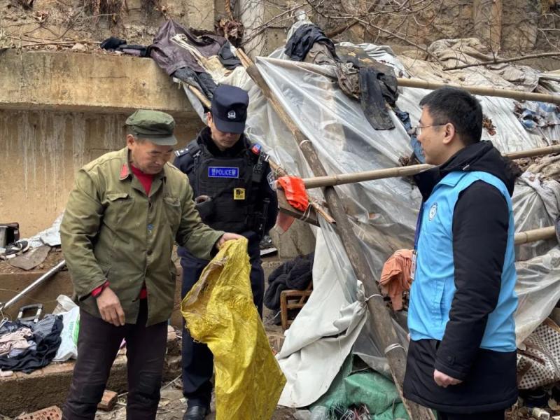湘潭市救助管理站联合多部门劝导流浪老人,守护城市文明与温暖 湘潭市救助管理站联合多部门劝导流浪老人,守护城市文明与温暖