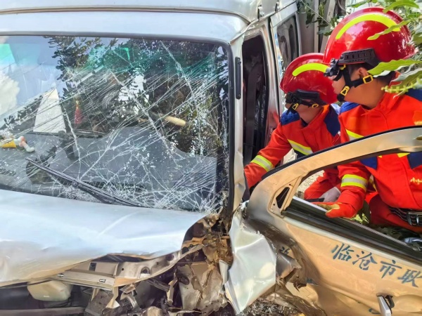 惊险！两天两起车祸 云南云县消防紧急救援