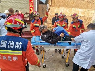 农耕机无情“撕咬”男子  昆明消防斗智斗勇紧急救援