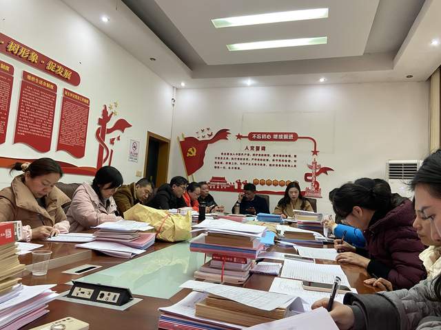 深耕教研守初心,凝心聚力向未来 ——湘潭市二中召开新学期第一次教研组长会议 深耕教研守初心,凝心聚力向未来 ——湘潭市二中召开新学期第一次教研组长会议