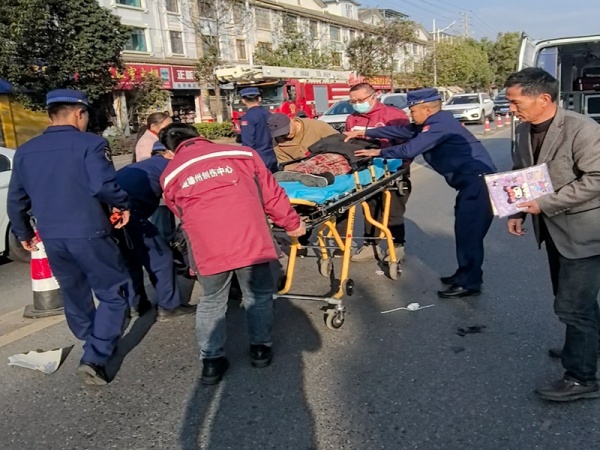 云南楚雄：消防指战员外出演练途中救助受伤母女又救小货车