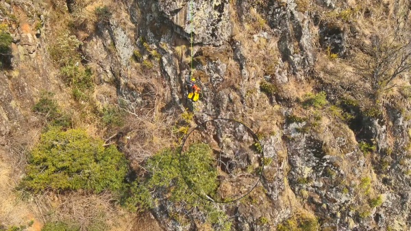 云南大理宾川：游客偏离景区路线被困悬崖 宾川消防架设绳索成功救援