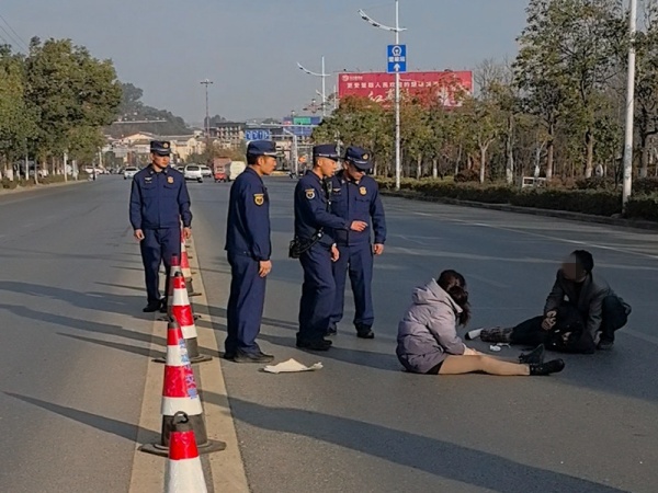 云南楚雄：消防指战员外出演练途中救助受伤母女又救小货车
