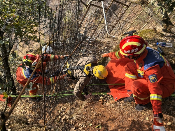 云南大理宾川：游客偏离景区路线被困悬崖 宾川消防架设绳索成功救援