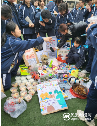 “爱”不闲置,“锋”火相传——湘潭市二中校园义卖活动 “爱”不闲置,“锋”火相传——湘潭市二中校园义卖活动