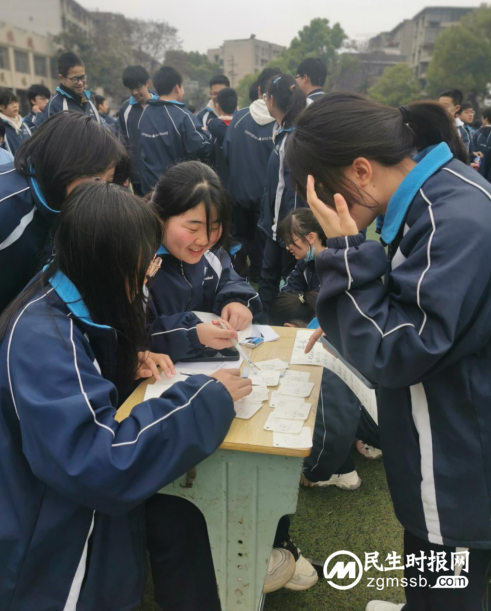 “爱”不闲置,“锋”火相传——湘潭市二中校园义卖活动 “爱”不闲置,“锋”火相传——湘潭市二中校园义卖活动