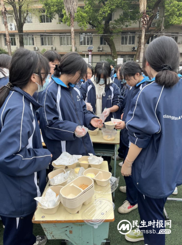 “爱”不闲置,“锋”火相传——湘潭市二中校园义卖活动 “爱”不闲置,“锋”火相传——湘潭市二中校园义卖活动