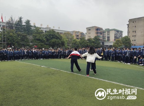“爱”不闲置,“锋”火相传——湘潭市二中校园义卖活动 “爱”不闲置,“锋”火相传——湘潭市二中校园义卖活动