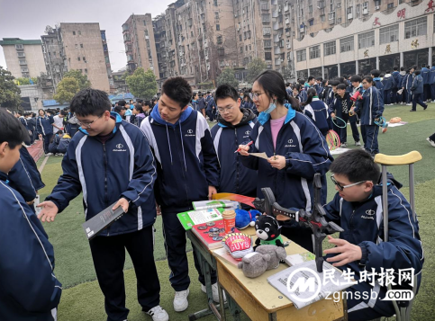 “爱”不闲置,“锋”火相传——湘潭市二中校园义卖活动 “爱”不闲置,“锋”火相传——湘潭市二中校园义卖活动