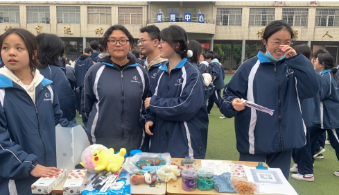 “爱”不闲置,“锋”火相传——湘潭市二中校园义卖活动 “爱”不闲置,“锋”火相传——湘潭市二中校园义卖活动