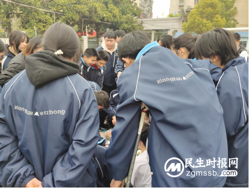 “爱”不闲置,“锋”火相传——湘潭市二中校园义卖活动 “爱”不闲置,“锋”火相传——湘潭市二中校园义卖活动