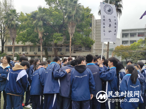 “爱”不闲置,“锋”火相传——湘潭市二中校园义卖活动 “爱”不闲置,“锋”火相传——湘潭市二中校园义卖活动
