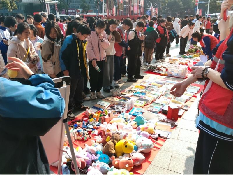 传承雷锋精神 争做时代新人湘潭市三中学子在“学雷锋”公益市集活动中展现新时代风貌 传承雷锋精神 争做时代新人湘潭市三中学子在“学雷锋”公益市集活动中展现新时代风貌