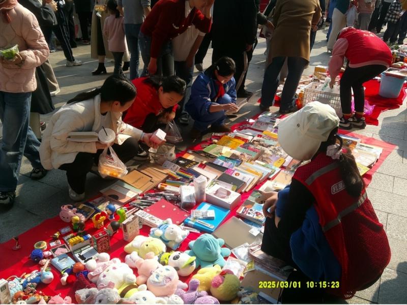 传承雷锋精神 争做时代新人湘潭市三中学子在“学雷锋”公益市集活动中展现新时代风貌 传承雷锋精神 争做时代新人湘潭市三中学子在“学雷锋”公益市集活动中展现新时代风貌