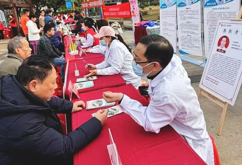 骨健康公益行丨骨动未来,义诊同行!——湘潭市中医医院义诊活动火热进行中! 骨健康公益行丨骨动未来,义诊同行!——湘潭市中医医院义诊活动火热进行中!