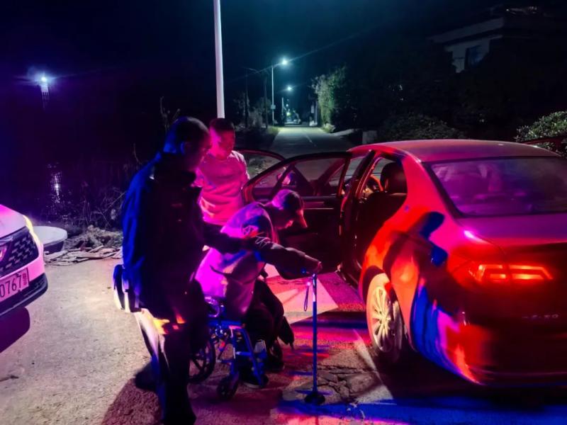 轮椅老人祭拜后被困,乌石派出所民警暖心护送回家 轮椅老人祭拜后被困,乌石派出所民警暖心护送回家