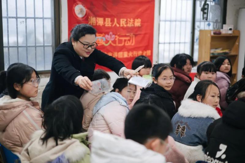 学雷锋、践行动、法治班会与法“童”行 学雷锋、践行动、法治班会与法“童”行