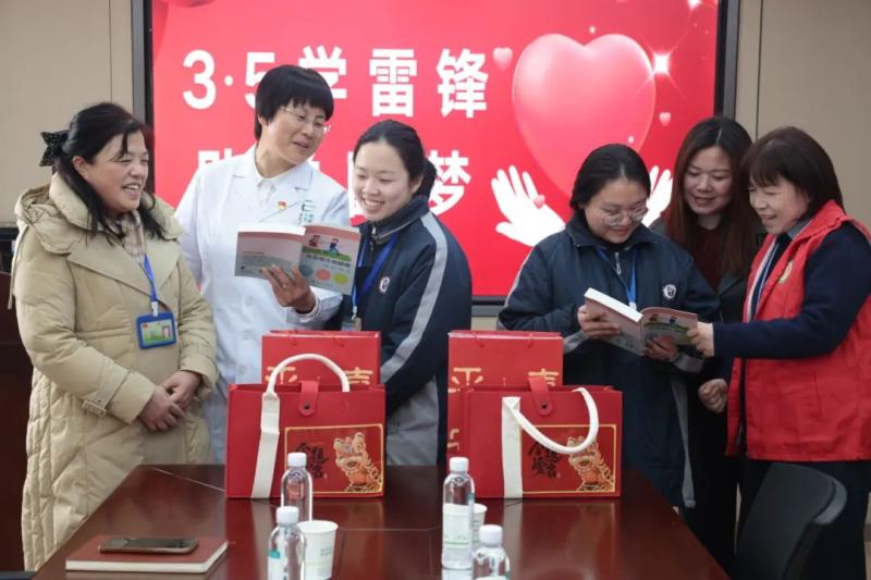 【中心医院·医者红】这个3·5,看惠景把雷锋精神直接拉满! 【中心医院·医者红】这个3·5,看惠景把雷锋精神直接拉满!