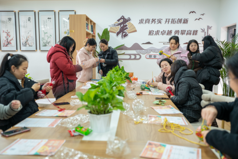 执手春风 煦育韶华——湘潭凤凰中学妇女节暖心活动回顾 执手春风 煦育韶华——湘潭凤凰中学妇女节暖心活动回顾