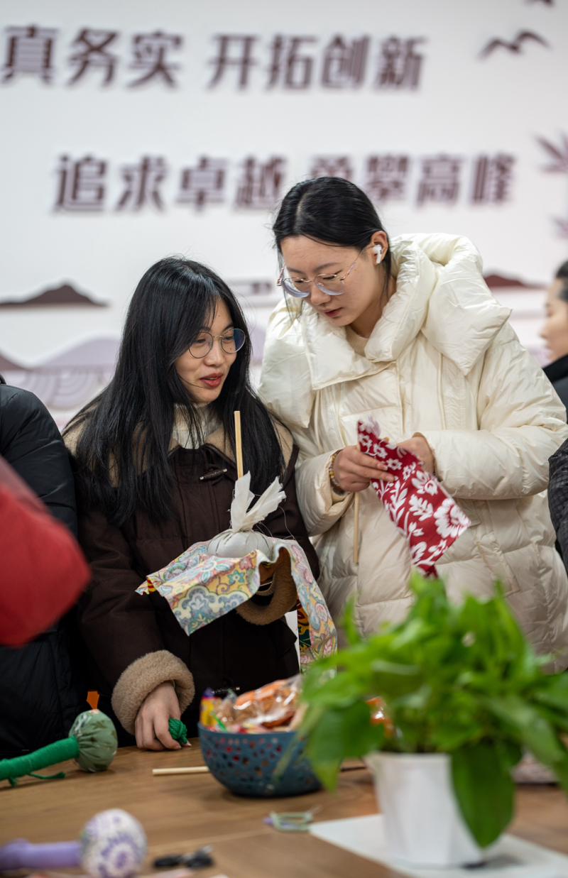 执手春风 煦育韶华——湘潭凤凰中学妇女节暖心活动回顾 执手春风 煦育韶华——湘潭凤凰中学妇女节暖心活动回顾