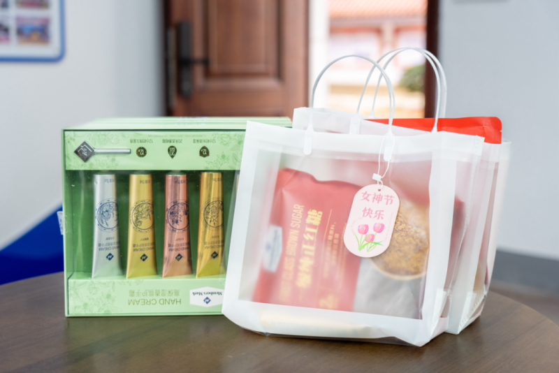 执手春风 煦育韶华——湘潭凤凰中学妇女节暖心活动回顾 执手春风 煦育韶华——湘潭凤凰中学妇女节暖心活动回顾