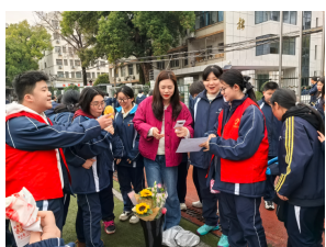 爱心涌动,青春献礼——湘潭市第二中学成功举办“青春公益集市” 爱心涌动,青春献礼——湘潭市第二中学成功举办“青春公益集市”