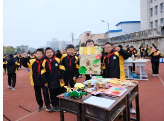 引领“锋”尚 “义”路同行 ——易俗河镇山塘小学开展学雷锋义卖活动 引领“锋”尚 “义”路同行 ——易俗河镇山塘小学开展学雷锋义卖活动